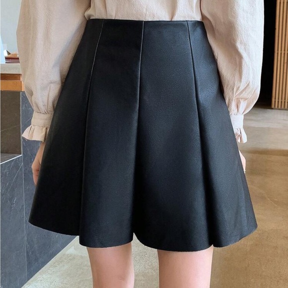 Pleated faux leather black skirt - Picture 4 of 5